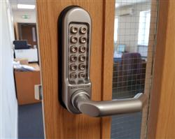 BL5008 Medium/Heavy duty, round bar handle keypad with fittings to suit leading panic hardware